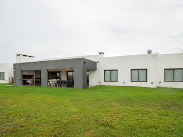 Casa en venta - 3 Dormitorios 3 Baños - 2.700Mts2 - Villa Gesell