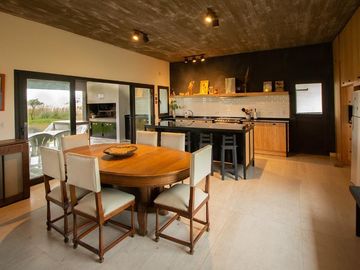 Casa en venta - 3 Dormitorios 3 Baños - 2.700Mts2 - Villa Gesell
