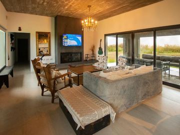 Casa en venta - 3 Dormitorios 3 Baños - 2.700Mts2 - Villa Gesell