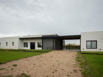 Casa en venta - 3 Dormitorios 3 Baños - 2.700Mts2 - Villa Gesell