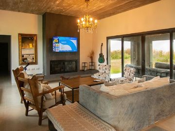 Casa en venta - 3 Dormitorios 3 Baños - 2.700Mts2 - Villa Gesell
