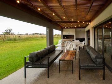 Casa en venta - 3 Dormitorios 3 Baños - 2.700Mts2 - Villa Gesell