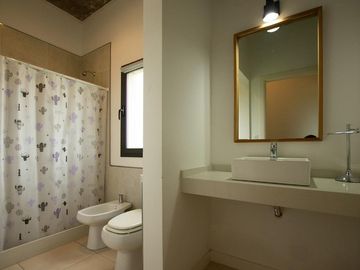 Casa en venta - 3 Dormitorios 3 Baños - 2.700Mts2 - Villa Gesell