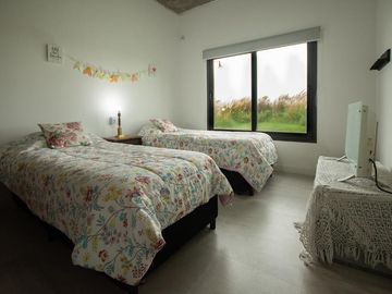 Casa en venta - 3 Dormitorios 3 Baños - 2.700Mts2 - Villa Gesell
