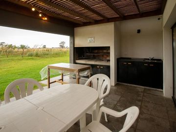 Casa en venta - 3 Dormitorios 3 Baños - 2.700Mts2 - Villa Gesell