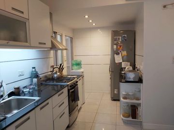 3 amb en semipiso, balcón aterrazado. Cochera cubierta - Villa Urquiza