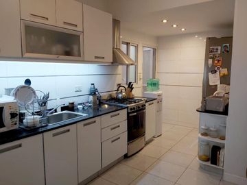 3 amb en semipiso, balcón aterrazado. Cochera cubierta - Villa Urquiza