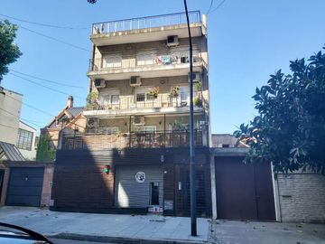 3 amb en semipiso, balcón aterrazado. Cochera cubierta - Villa Urquiza
