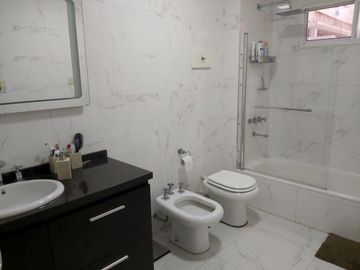 3 amb en semipiso, balcón aterrazado. Cochera cubierta - Villa Urquiza