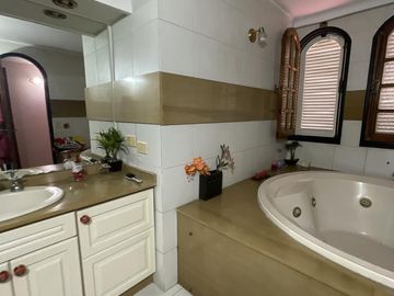 Casa en venta 6 amb en Ituzaingo zona Los Portones