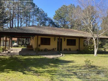 Casa Quinta de 2 Has con pileta y gran arboleda en Abasto - En venta en La PLata