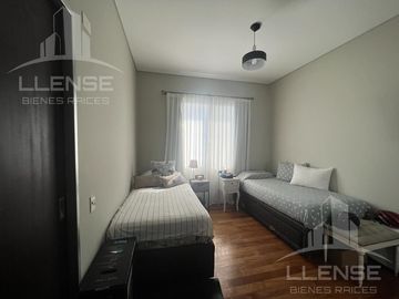 Piso 4 ambientes de categoría con 2 cocheras en venta - Quilmes centro