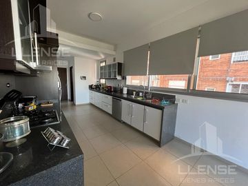 Piso 4 ambientes de categoría con 2 cocheras en venta - Quilmes centro