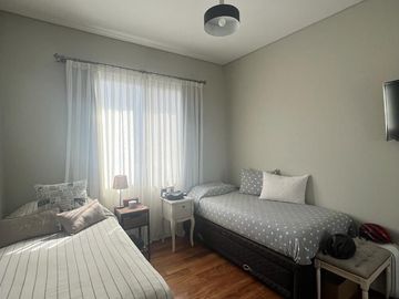 Piso 4 ambientes de categoría con 2 cocheras en venta - Quilmes centro