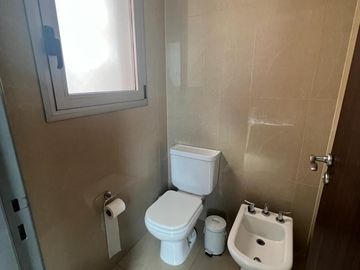 Piso 4 ambientes de categoría con 2 cocheras en venta - Quilmes centro