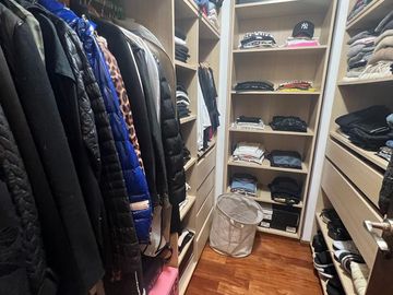 Piso 4 ambientes de categoría con 2 cocheras en venta - Quilmes centro