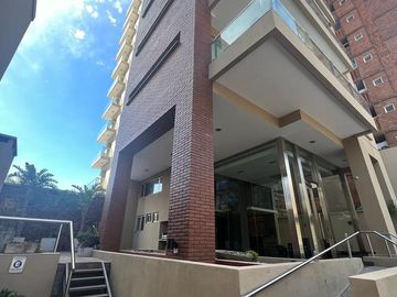 Piso 4 ambientes de categoría con 2 cocheras en venta - Quilmes centro