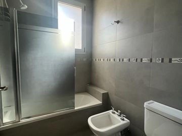 Piso 4 ambientes de categoría con 2 cocheras en venta - Quilmes centro