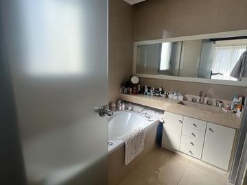 Piso 4 ambientes de categoría con 2 cocheras en venta - Quilmes centro