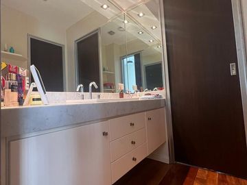Piso 4 ambientes de categoría con 2 cocheras en venta - Quilmes centro