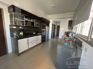 Piso 4 ambientes de categoría con 2 cocheras en venta - Quilmes centro