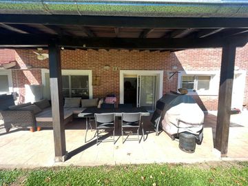 Venta Casa 5 Ambientes con Piscina en Santa Maria de Tigre Nordelta