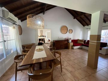 Venta Casa 5 Ambientes con Piscina en Santa Maria de Tigre Nordelta