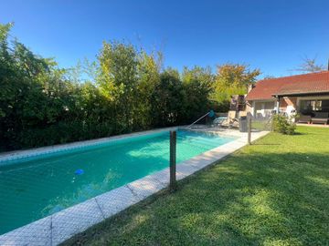 Venta Casa 5 Ambientes con Piscina en Santa Maria de Tigre Nordelta