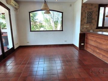 A la Laguna. 4 dormitorios, escritorio y area de servicio.