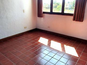 A la Laguna. 4 dormitorios, escritorio y area de servicio.