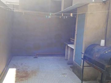 VENDO DEPARTAMENTO P-B CON PATIO BARRIO ALTO ALBERDI-APTO CRÉDITO