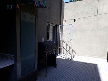 VENDO DEPARTAMENTO P-B CON PATIO BARRIO ALTO ALBERDI-APTO CRÉDITO