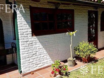 Venta de Casa 5 ambientes en Wilde con cochera y fondo libre con quincho ( 25931)