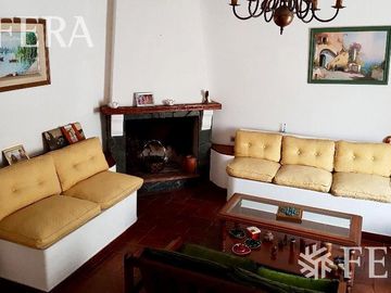 Venta de Casa 5 ambientes en Wilde con cochera y fondo libre con quincho ( 25931)