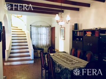 Venta de Casa 5 ambientes en Wilde con cochera y fondo libre con quincho ( 25931)