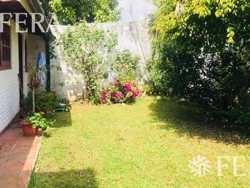 Venta de Casa 5 ambientes en Wilde con cochera y fondo libre con quincho ( 25931)