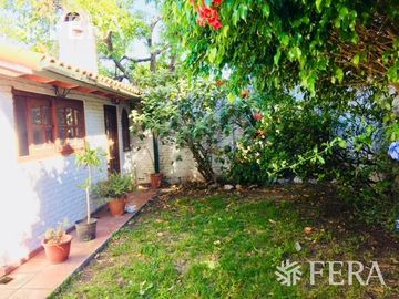 Venta de Casa 5 ambientes en Wilde con cochera y fondo libre con quincho ( 25931)