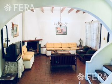 Venta de Casa 5 ambientes en Wilde con cochera y fondo libre con quincho ( 25931)
