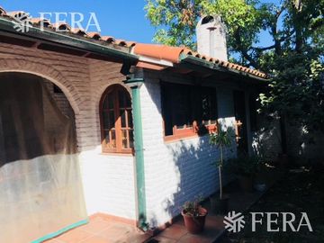 Venta de Casa 5 ambientes en Wilde con cochera y fondo libre con quincho ( 25931)