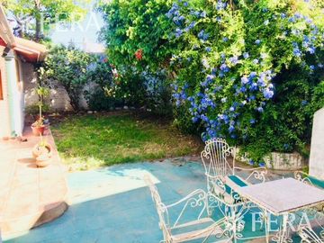 Venta de Casa 5 ambientes en Wilde con cochera y fondo libre con quincho ( 25931)