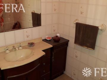 Venta de Casa 5 ambientes en Wilde con cochera y fondo libre con quincho ( 25931)
