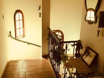Venta de Casa 5 ambientes en Wilde con cochera y fondo libre con quincho ( 25931)