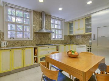 Gran Casa / Residencia 5 ambientes en Venta - Barrio Parque
