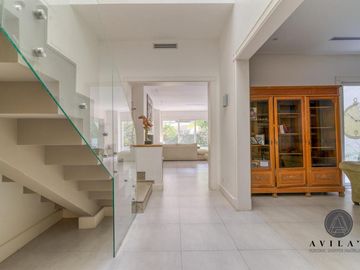Gran Casa / Residencia 5 ambientes en Venta - Barrio Parque