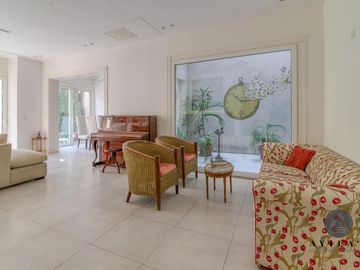 Gran Casa / Residencia 5 ambientes en Venta - Barrio Parque