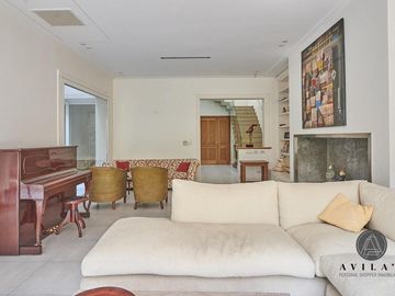 Gran Casa / Residencia 5 ambientes en Venta - Barrio Parque