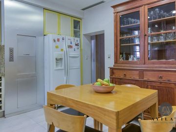 Gran Casa / Residencia 5 ambientes en Venta - Barrio Parque