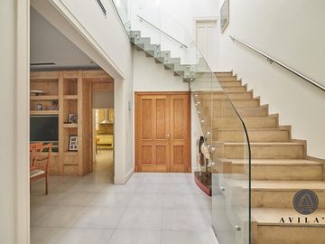 Gran Casa / Residencia 5 ambientes en Venta - Barrio Parque