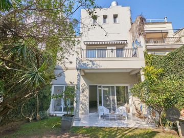 Gran Casa / Residencia 5 ambientes en Venta - Barrio Parque
