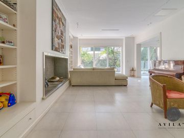 Gran Casa / Residencia 5 ambientes en Venta - Barrio Parque